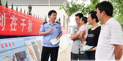 正陽縣公安局禁毒大隊(duì)向行人宣傳“預(yù)防毒駕、珍愛生命”常識
