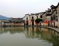 因一襲煙雨罩江南，兩袖清風論古今?！杜P虎藏龍》、《蘇乞兒》之類的經(jīng)典古裝動作片在宏村取景拍攝，