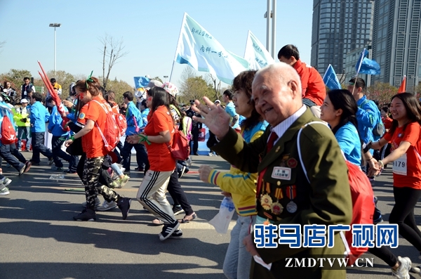 17.一名老兵在賽道上向圍觀群眾揮手，感謝他們的加油助威。通訊員 劉名洋攝.JPG