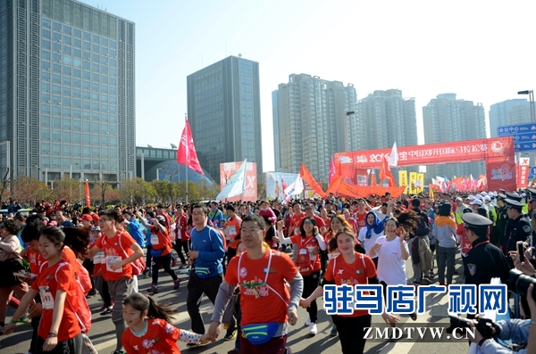 11.馬拉松開跑，跑友們向終點(diǎn)沖去。通訊員 劉名洋攝.JPG