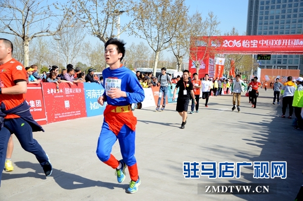 16.身著超人服裝參加鄭開馬拉松比賽。通訊員 劉名洋攝.JPG