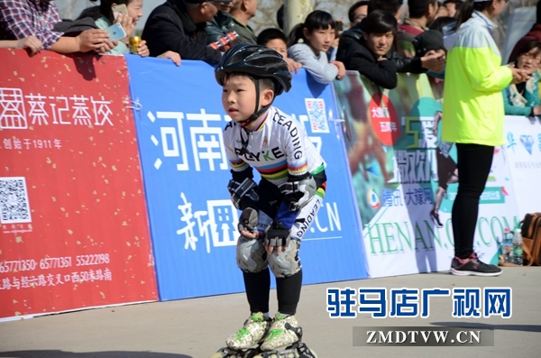 24.一位小朋友滑著輪滑在賽道上飛馳。通訊員 劉名洋攝.JPG