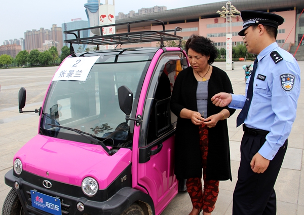 13輛四輪電動汽車物還原主 失主集體向民警點(diǎn)贊
