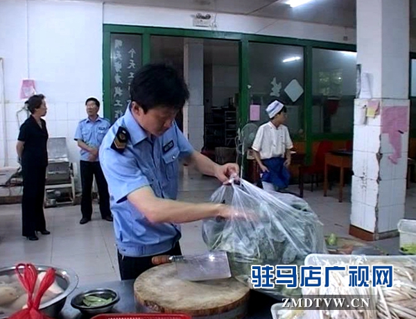 執(zhí)法人員檢查考場附近酒店廚房<a  href='http://505879.com/'  title='衛(wèi)生' target='_blank' >衛(wèi)生</a>_副本.jpg