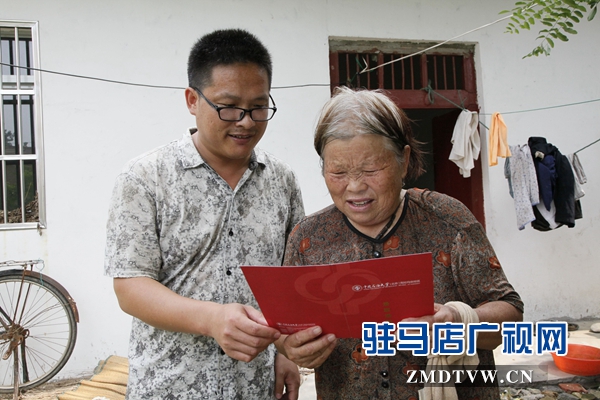 媽媽拿著兒子大紅色的大學(xué)錄取通知書，心里很美。.jpg