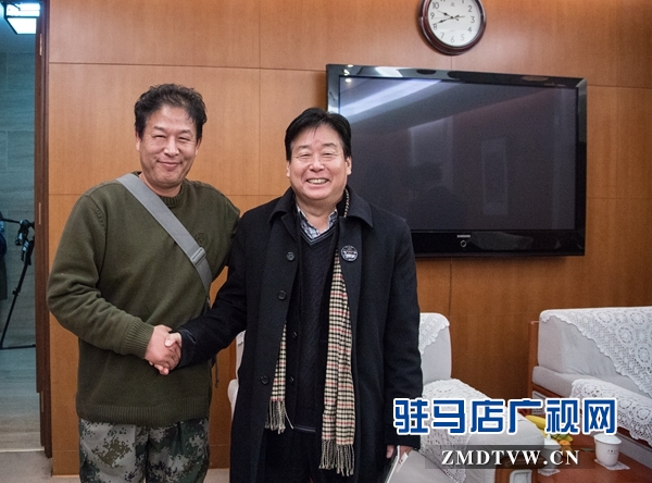 貴賓室內(nèi)，中國攝影家協(xié)會副主席張桐勝向野貓道賀并給予親切鼓勵.jpg