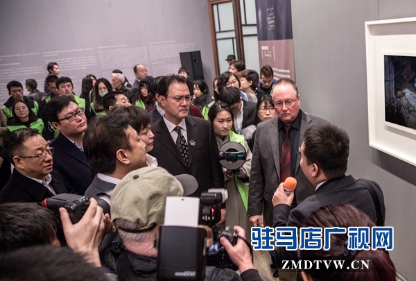 中國文聯(lián)領導李前光、中國攝影家協(xié)會主席王瑤、國際專家等參觀展覽.jpg