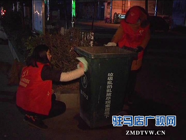 西平縣各界志愿者開展“走近環(huán)衛(wèi)工人，共建美麗西平”凌晨義務(wù)勞動(dòng)_2016129104835.JPG