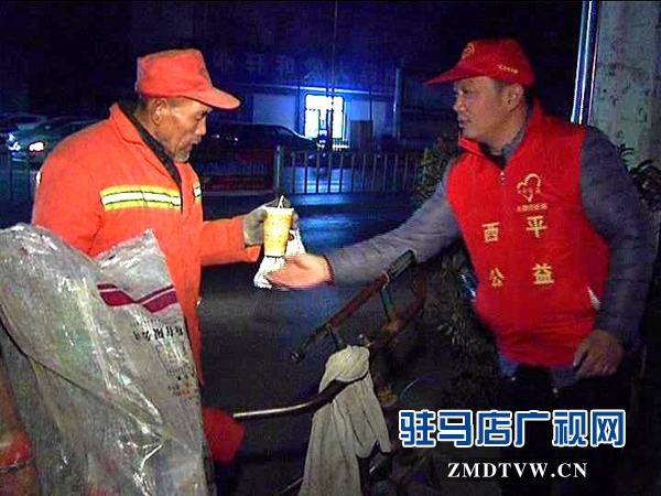 西平縣各界志愿者開展“走近環(huán)衛(wèi)工人，共建美麗西平”凌晨義務(wù)勞動(dòng)_201612910504.JPG