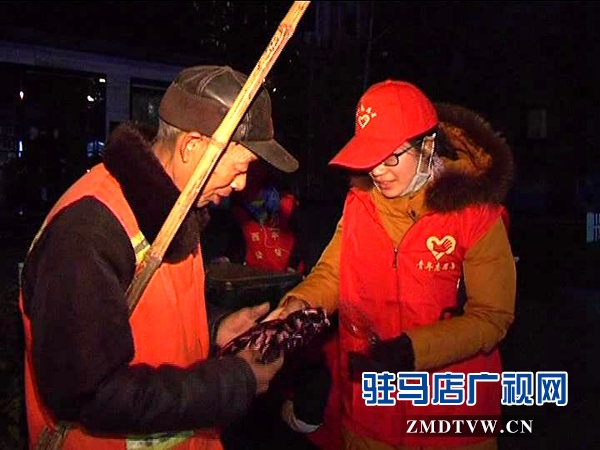 西平縣各界志愿者開展“走近環(huán)衛(wèi)工人，共建美麗西平”凌晨義務(wù)勞動(dòng)_2016129104756.JPG