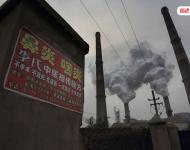 在邯鄲鋼鐵廠居民區(qū)附近張貼著很多治療鼻炎、咽炎等疾病的廣告。