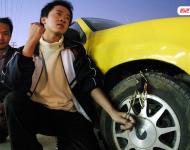 2004年12月6日下午，福建泉州，因一家面臨停產(chǎn)的服裝加工廠，拖欠15名工人3個月工資及1個月押金，工人聲稱沒有錢吃飯了，10多名工人只好集資12元買來一條鐵鏈鎖，把老板的轎車前輪鎖住。記者獲悉前往采訪，老板看到記者到來，從車間后面一“秘密通道”（平時鐵門緊鎖的消防通道）開溜。隨后，記者與老板通上電話，老板稱沒有拖欠3個月工資，而是1個月。小洪/視覺中國