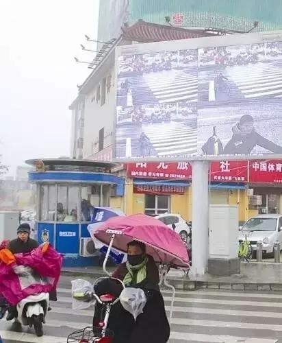 駐馬店人注意！你的不文明行為已出現(xiàn)在市區(qū)路口大屏幕上...