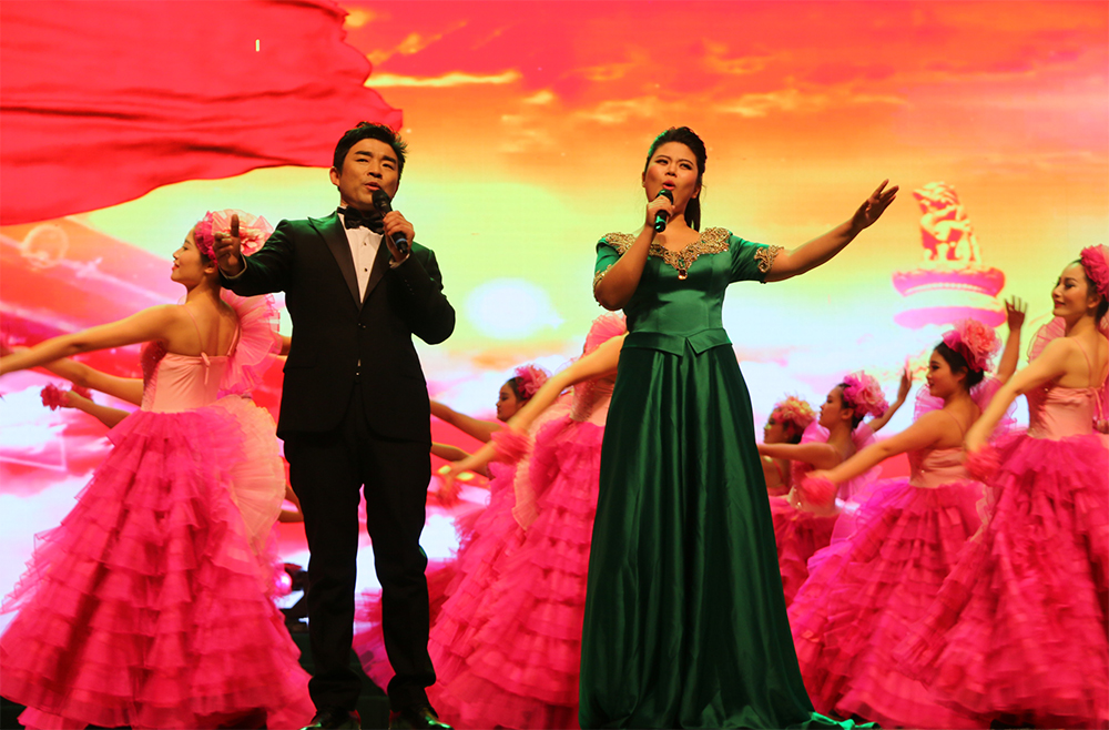 歌曲《共圓中國(guó)夢(mèng)》 演唱：陳艷偉、張小萌 伴舞：百課舞蹈工作室
