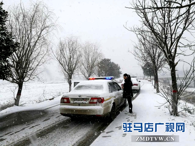 圖片2、干警們商量抓捕路線.jpg