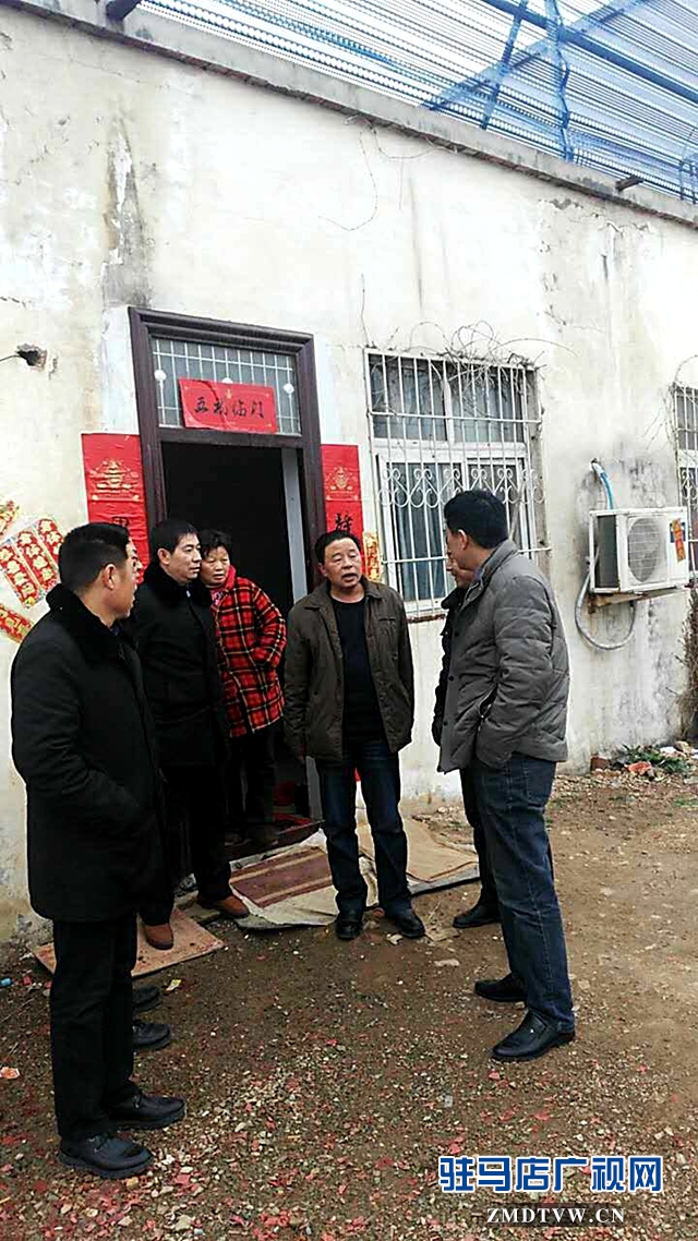 圖片3、確山法院的干警向被執(zhí)行人張某宣講法律.jpg