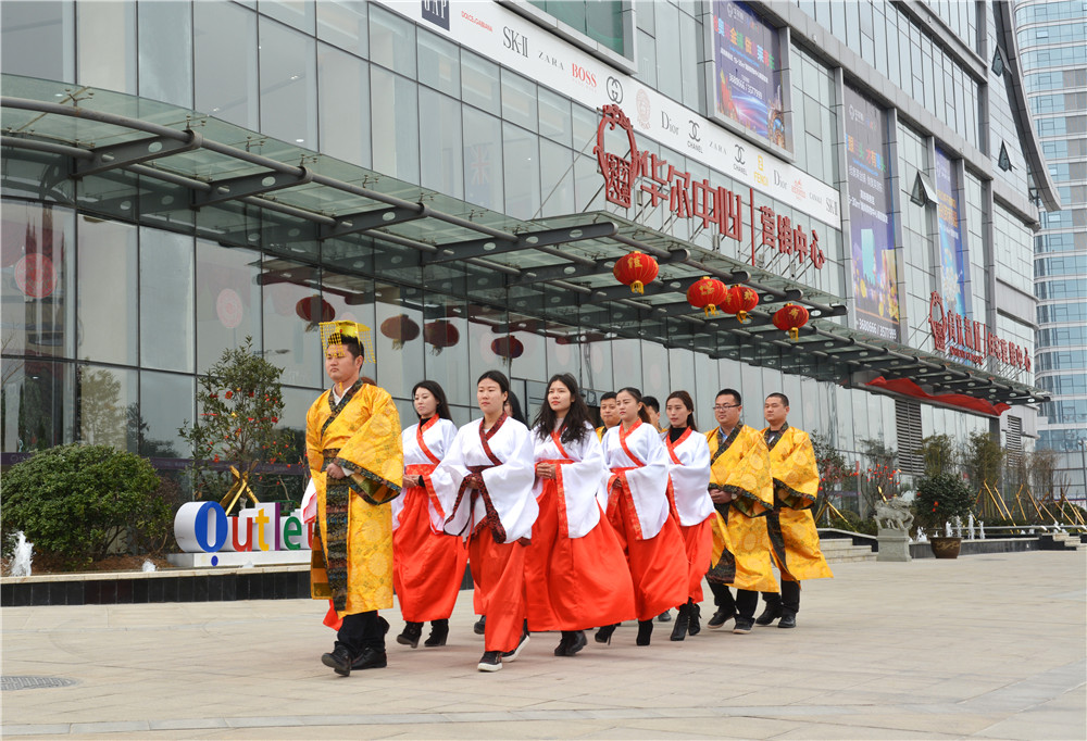 駐馬店華爾中心驚現(xiàn)漢服營銷中心，到訪者可合影“穿越”夢回漢朝