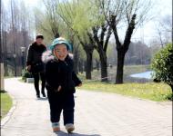 大風(fēng)過后,今日又回歸晴好天氣。不少市民來到公園踏青游玩，享受春日暖陽。