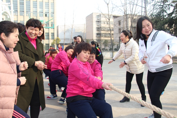 驛城區(qū)舉辦慶?！叭藡D女節(jié)”拔河比賽