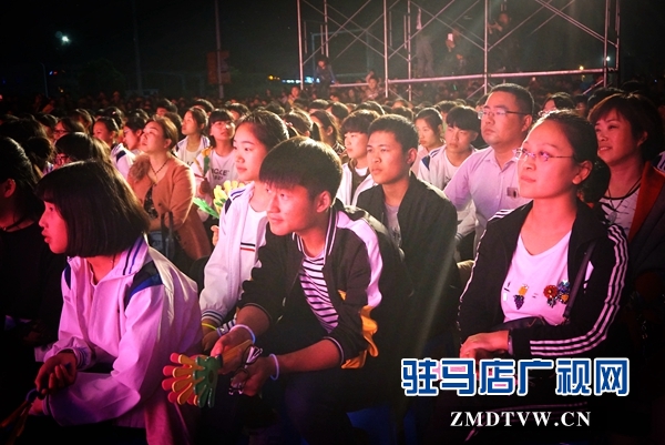 數(shù)千群眾匯聚廣場觀看演出_看圖王_看圖王.jpg