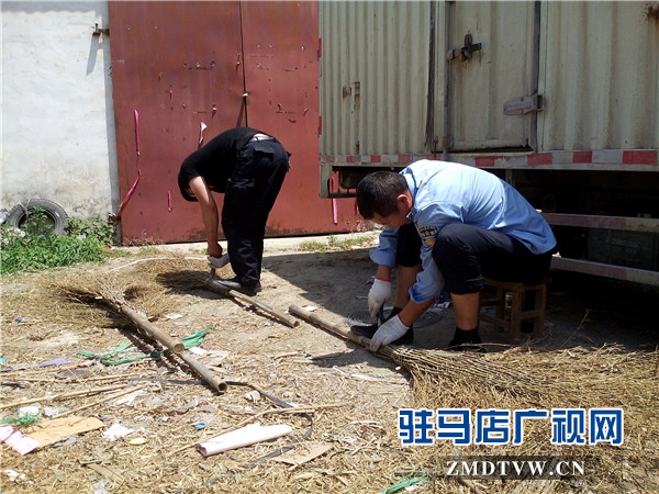 1、舒向田與環(huán)衛(wèi)工人座談交流.jpg