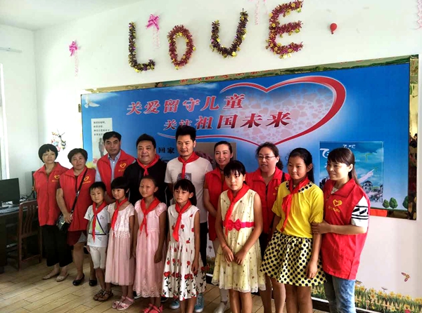 大喇叭組合余潤(rùn)澤、徐銨到驛城區(qū)馬堰小學(xué)看望貧困學(xué)生