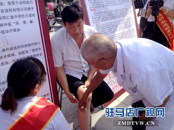 （圖四、老中醫(yī)在為腿疼病患者針灸義診）.jpg