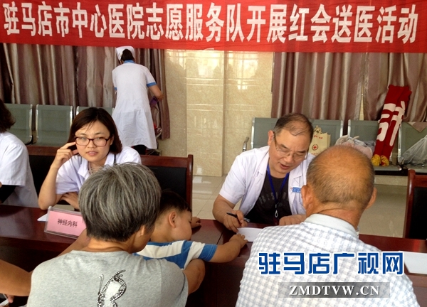 （圖一、市中心醫(yī)院的專(zhuān)家在為群眾義診）.jpg