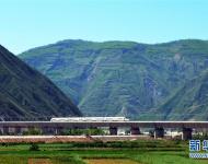 7月9日，一列高鐵列車行駛在寶蘭高鐵甘肅天水段南河川大橋上?！　〗陙恚袊哞F繼續(xù)保持快速發(fā)展步伐，“四縱四橫”高鐵網(wǎng)基本成形，技術(shù)成就贏得國際聲譽(yù)，服務(wù)品質(zhì)不斷攀升。中國高鐵已經(jīng)成為一張見證時(shí)代發(fā)展的名片。新華社發(fā)（武龍 攝）