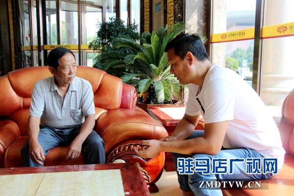 宏揚豫劇團團長楊偉與李雪太（左一）談劇情。.jpg