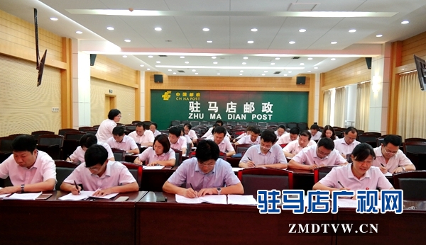 圖為：試卷發(fā)放、領(lǐng)導(dǎo)班子帶頭認(rèn)真答題.jpg
