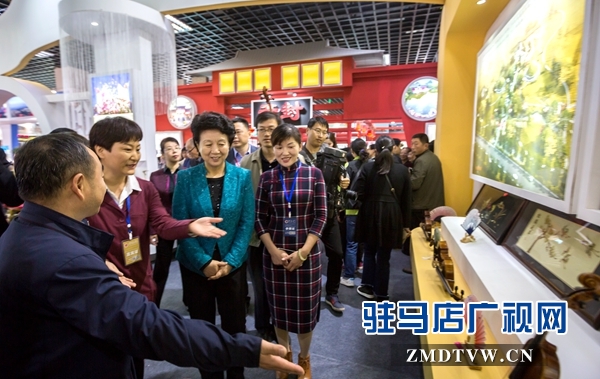 2、省委常委、宣傳部長趙素萍到我市展館觀看確山提琴.jpg