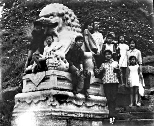 圖為20世紀(jì)60年代，奔舍那家族的孩子們?cè)诒本┮惶幑珗@合影。(照片由奔舍那家族提供)