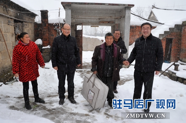 1月6日上午，泌陽法院黨組書記、院長黃依群來到春水鎮(zhèn)看望貧困戶，送溫暖。.JPG