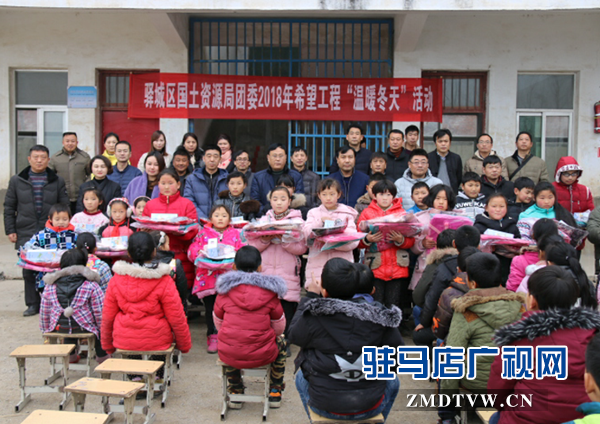 為貧困農民工子女送上愛心大禮包.png