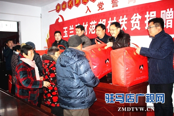 縣政協(xié)主席陳雁飛（左二）、古塔街道黨工委書記施惠杰（右二)、街道辦事處主任張冬（左一）、玉蘭建材有限公司董事長任玉振（右