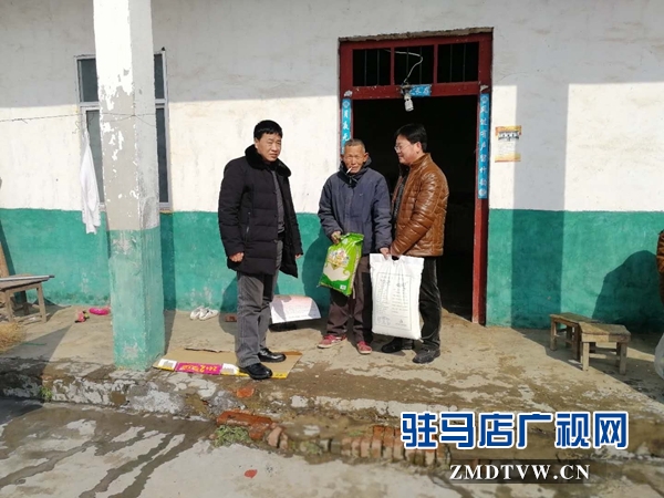 黨組成員、副檢察長胡中慶給貧困戶送年貨.jpg