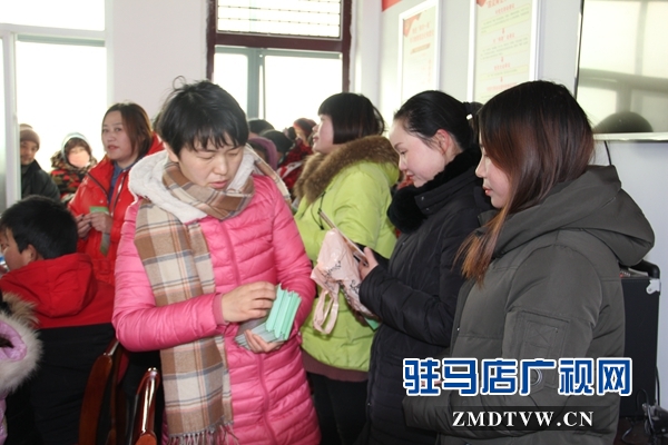 10、為留守婦女發(fā)放宣傳折頁(yè).JPG