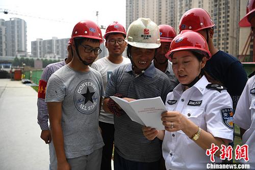資料圖：安監(jiān)辦工作人員進(jìn)工地給農(nóng)民工普及安全生產(chǎn)知識(shí)。<ahttp://www.chinanews.com/'>中新社</a>記者 韓蘇原 攝