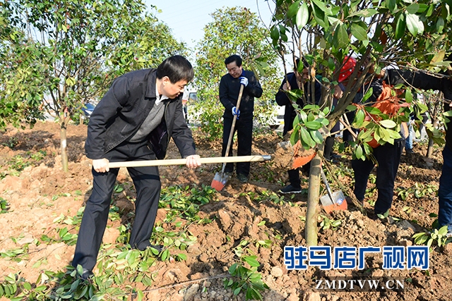 02縣委副書記、縣長李衛(wèi)明參加植樹活動.JPG