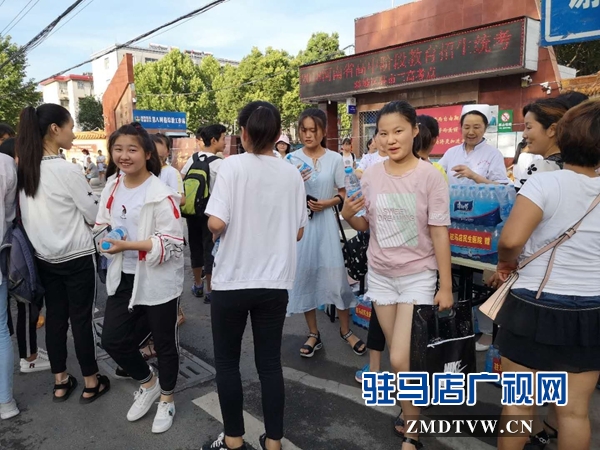 駐馬店民生醫(yī)院愛心送水 祝?？忌八角伞? width=