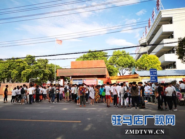 駐馬店民生醫(yī)院愛心送水 祝?？忌八角伞? width=
