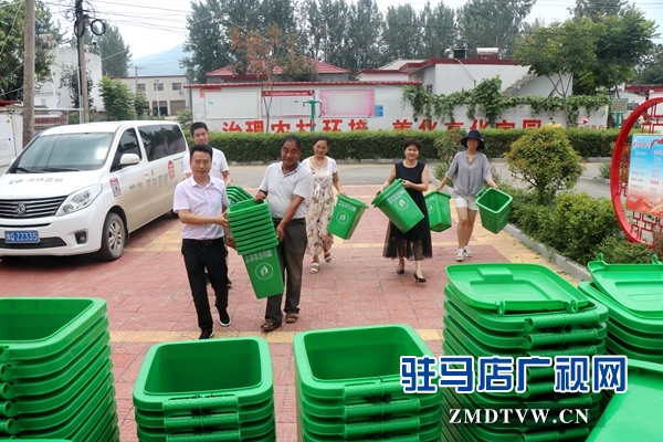 愛(ài)心企業(yè)捐贈(zèng)垃圾桶  助力美麗鄉(xiāng)村建設(shè) 