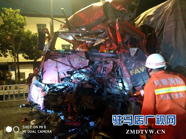 確山：兩貨車(chē)相撞司機(jī)被困 消防官兵合力救出
