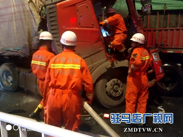確山：兩貨車(chē)相撞司機(jī)被困 消防官兵合力救出
