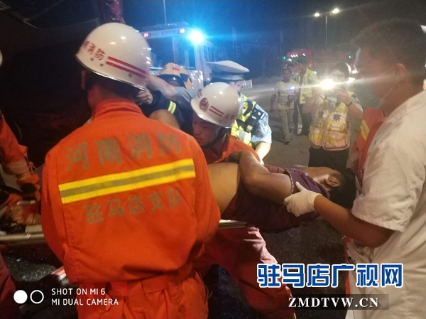 確山：兩貨車(chē)相撞司機(jī)被困 消防官兵合力救出