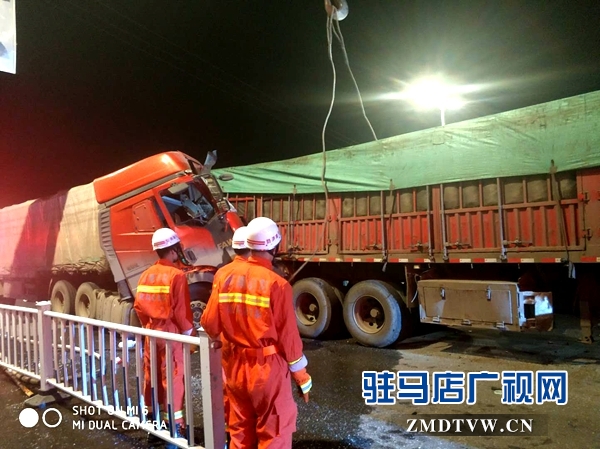 確山：兩貨車(chē)相撞司機(jī)被困 消防官兵合力救出