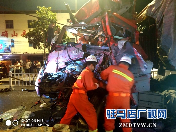 確山：兩貨車(chē)相撞司機(jī)被困 消防官兵合力救出