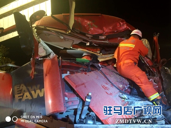 確山：兩貨車(chē)相撞司機(jī)被困 消防官兵合力救出