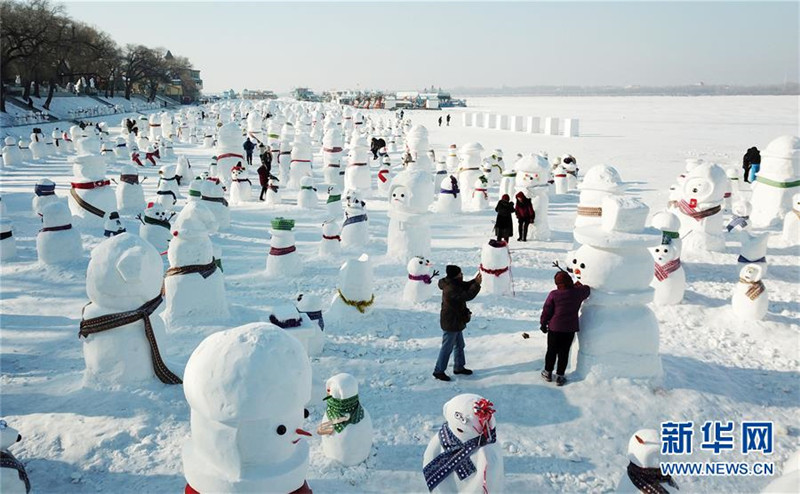 1月2日，市民、游客在雪人群中游玩觀賞（無人機(jī)拍攝）。2019個各式各樣的雪人，近日在冰城哈爾濱市的松花江畔亮相，引來眾多市民游客游玩觀賞。新華社記者 王建威 攝